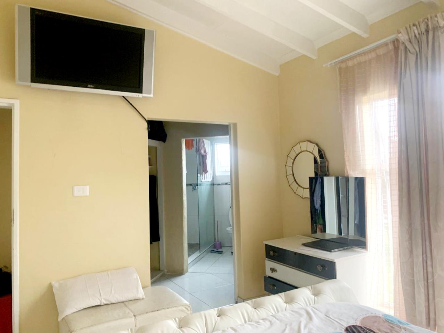 766308_4_Easton_Ave_En-suite.jpg