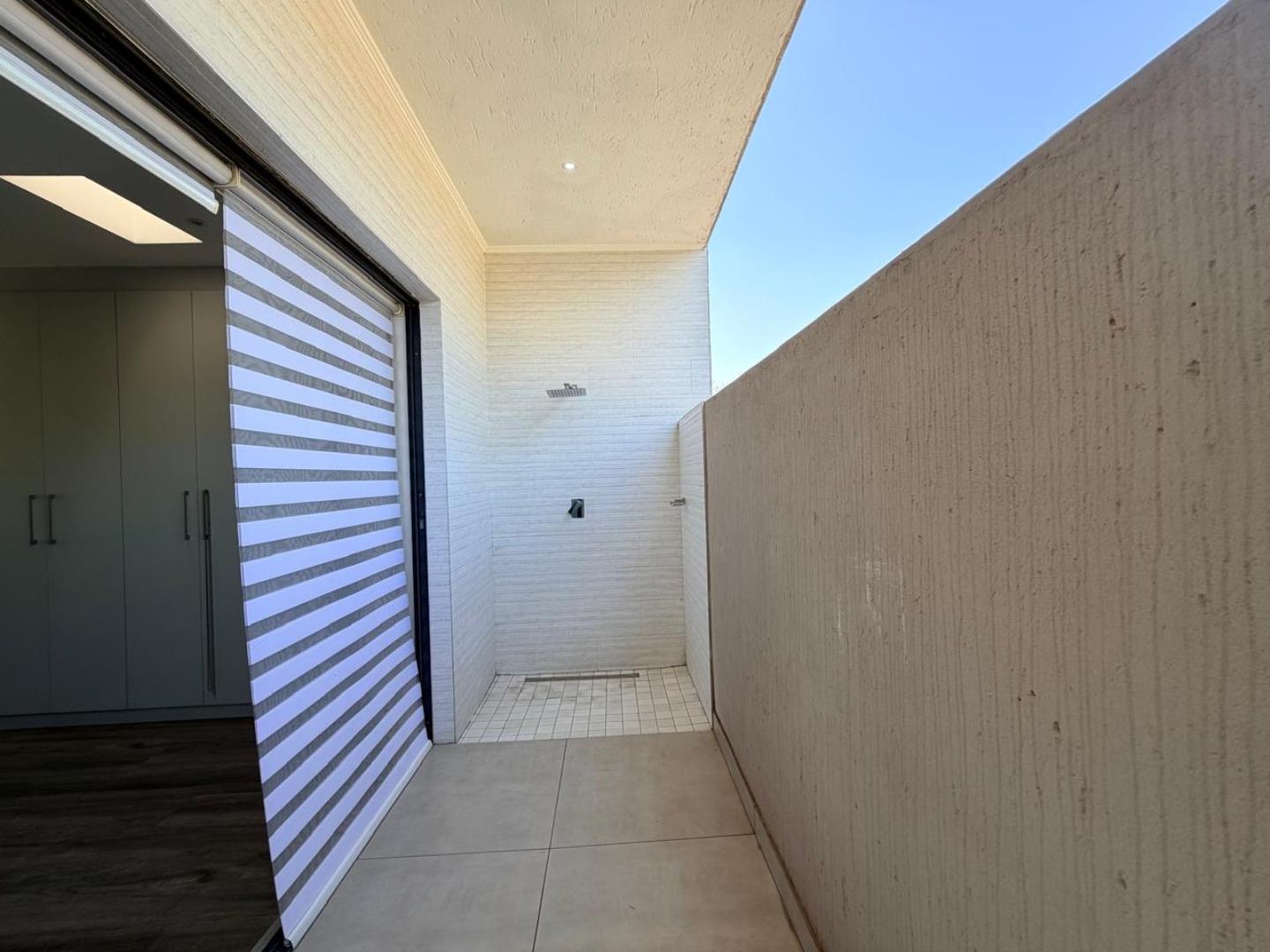 766528_297_Bushwillow_Outside_Shower2.JPG