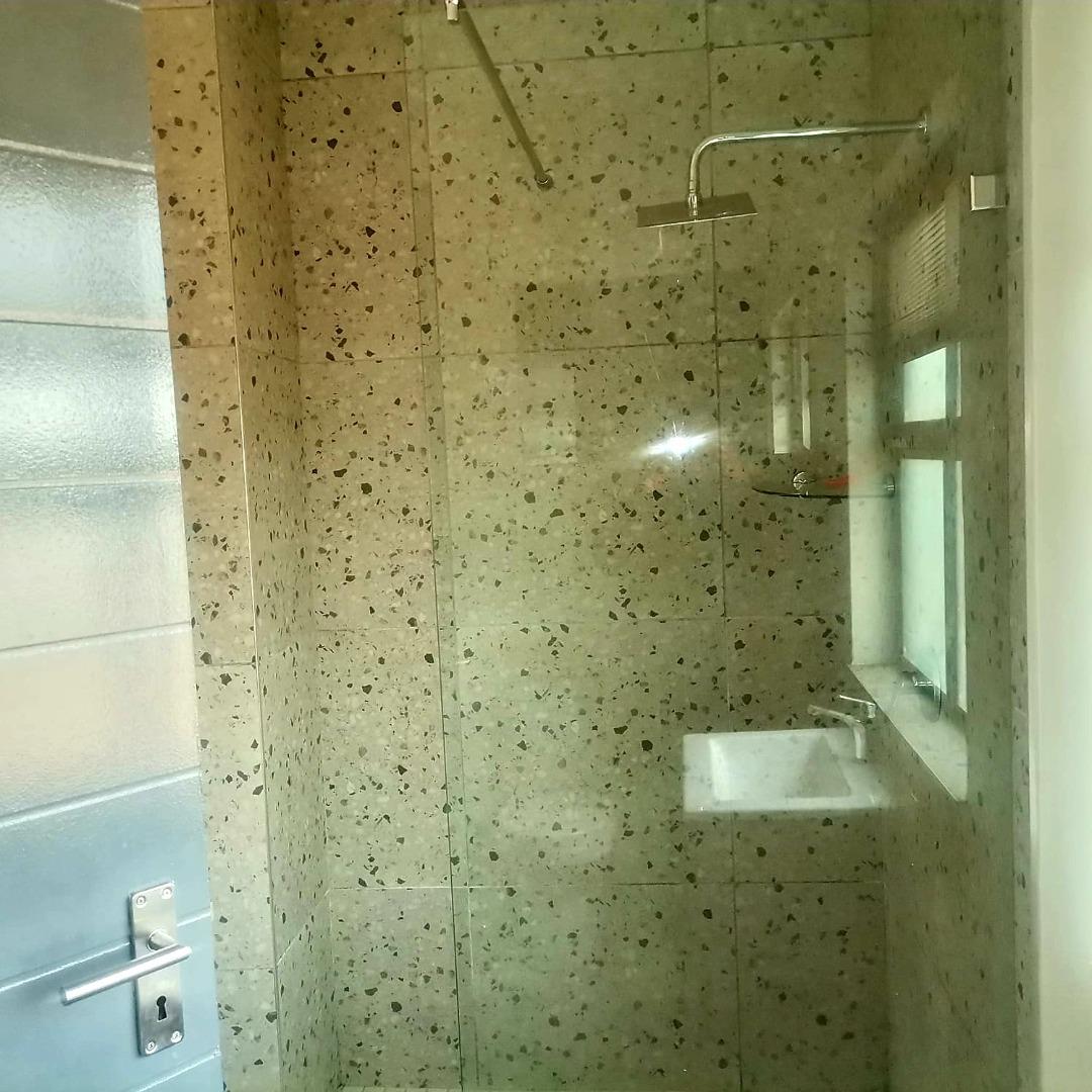 768926_103_Shower.jpg