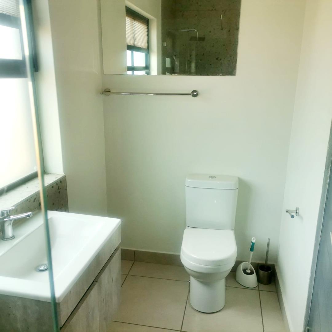 768926_103_Toilet_and_Basin_2.jpg