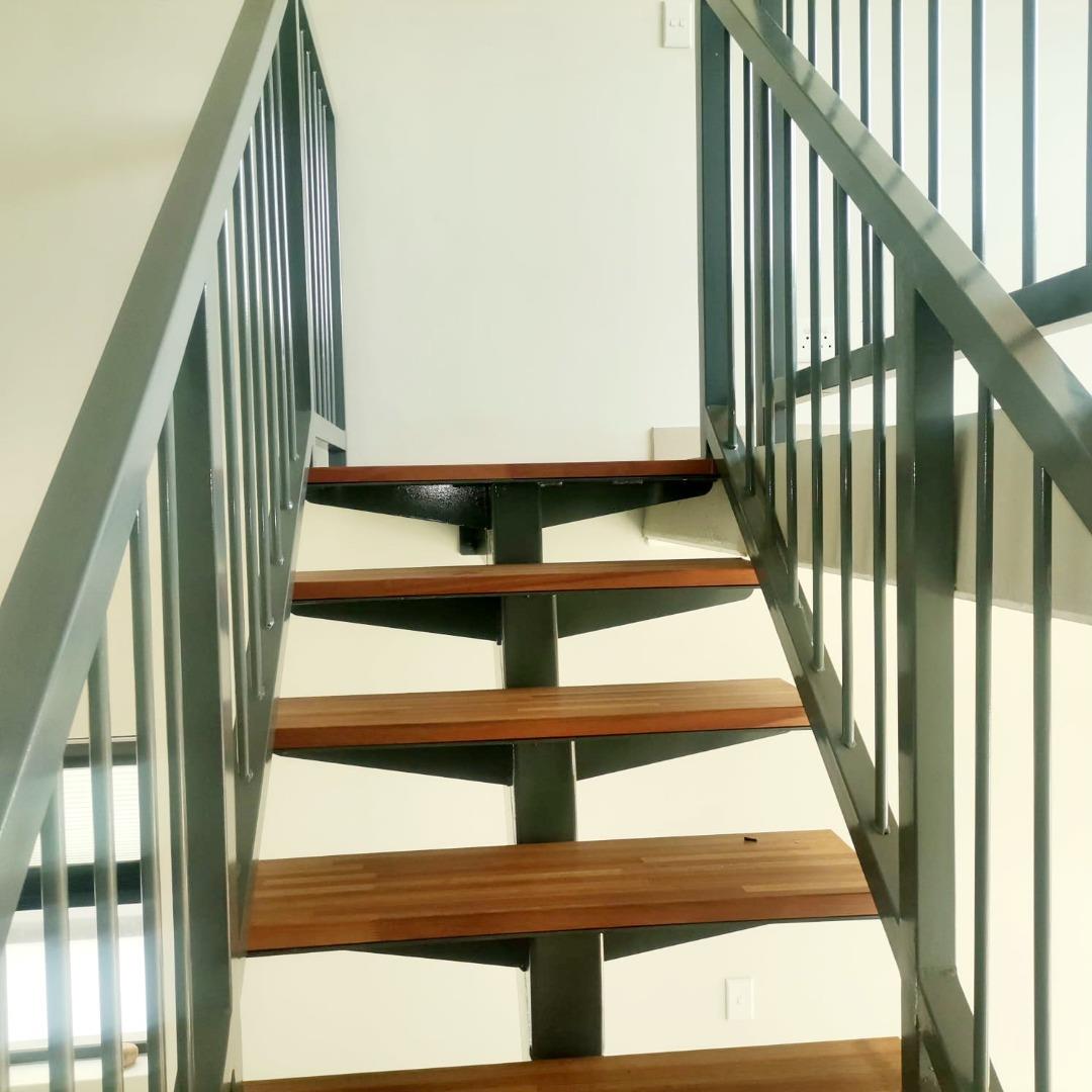 768927_103_Bedroom_Stairs.jpg