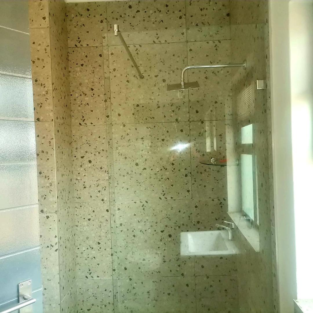768927_103_Shower_2.jpg